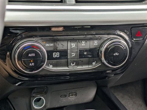 Used 2025 Chevrolet Trax LT w/ LT Convenience Package image 17