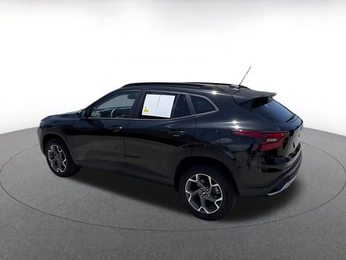 Used 2025 Chevrolet Trax LT FWD image 8