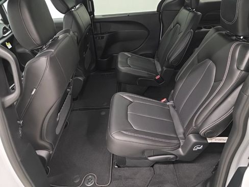 New 2026 Chrysler Pacifica Select AWD/4WD image 10