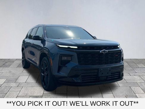 Used 2025 Chevrolet Traverse RS FWD image 1