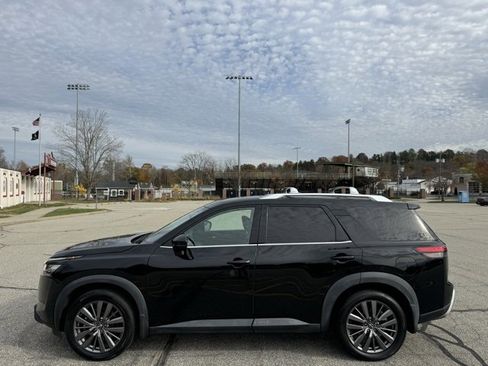 Used 2022 Nissan Pathfinder SL w/ SL Premium Package image 9