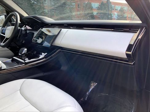 Used 2025 Land Rover Range Rover Sport SE image 17