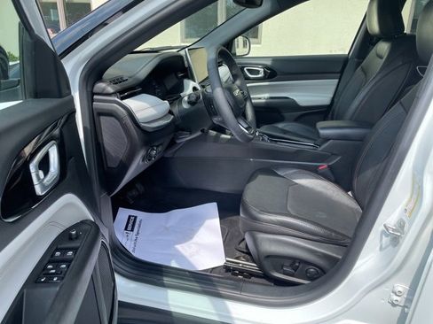Used 2023 Jeep Compass Limited image 19