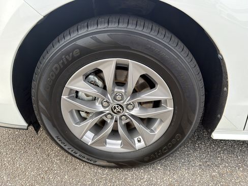 Used 2022 Toyota Sienna XLE FWD image 20