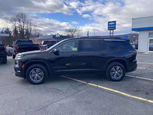 Used 2025 Chevrolet Traverse LT image 4