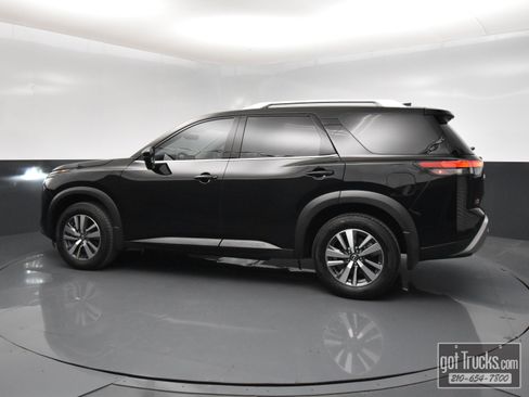 Used 2025 Nissan Pathfinder SL image 3