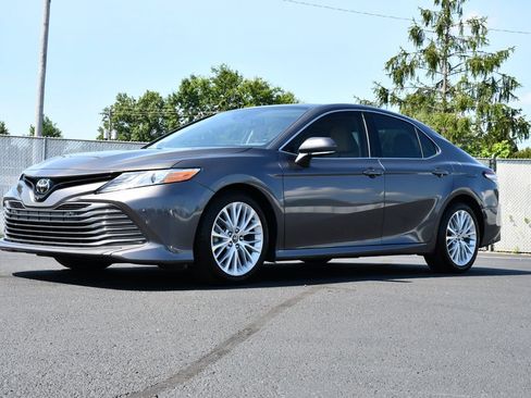 Used 2019 Toyota Camry XLE FWD image 3