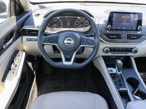 Used 2025 Nissan Altima 2.5 SV FWD image 17