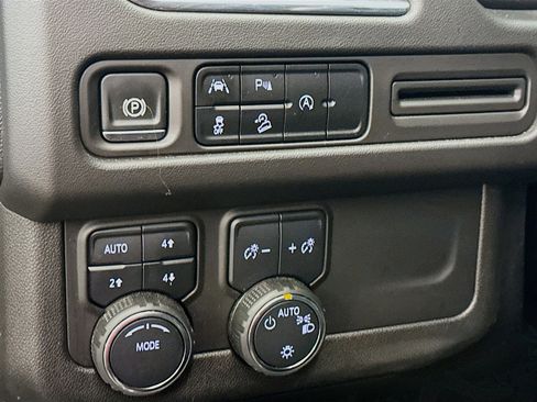 Used 2024 Chevrolet Suburban Premier image 17