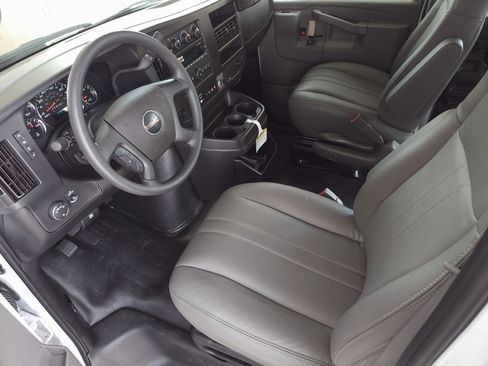 Used 2025 GMC Savana 2500 w/ Driver Convenience Package image 9