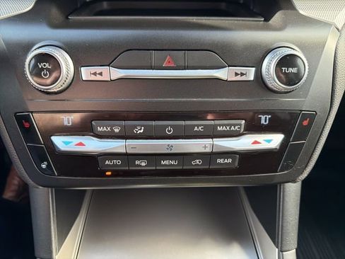 Used 2020 Ford Explorer XLT w/ Comfort Package image 15