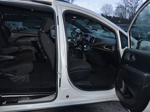 Used 2021 Chrysler Pacifica Touring w/ S Appearance Package image 40