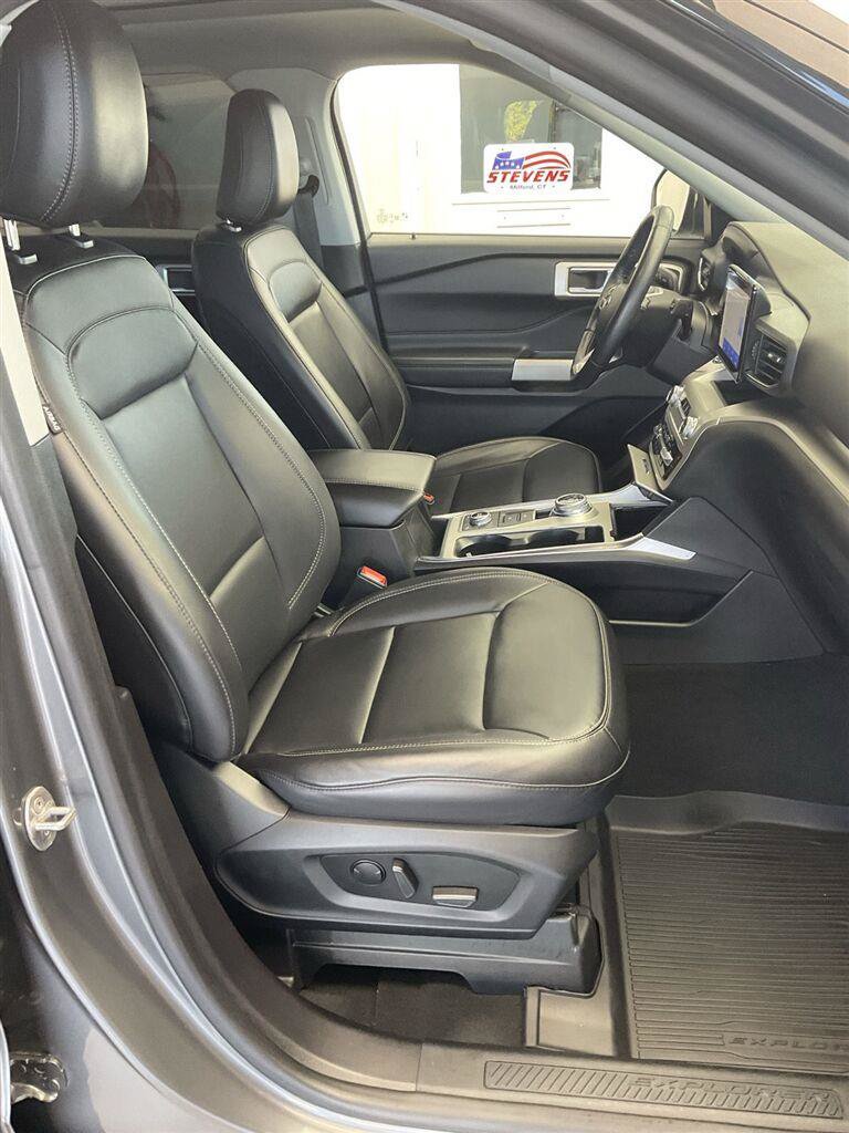 Used 2022 Ford Explorer XLT w/ Equipment Group 202A AWD/4WD image 12