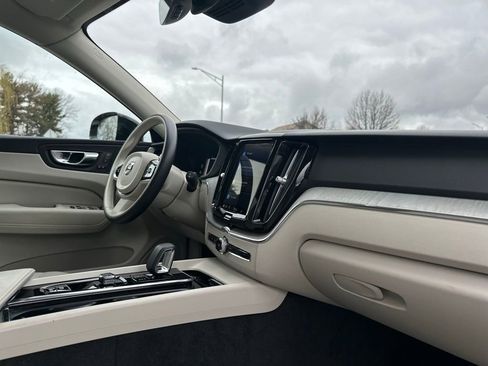 Used 2023 Volvo XC60 B5 Plus image 25