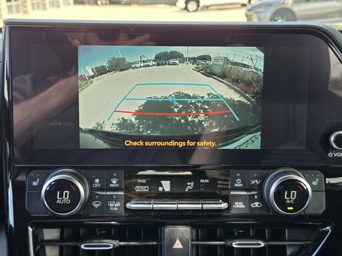 Used 2023 Toyota Highlander XSE FWD image 12