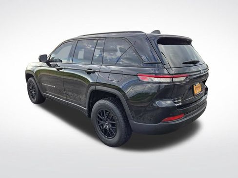 Used 2023 Jeep Grand Cherokee Laredo AWD/4WD image 5