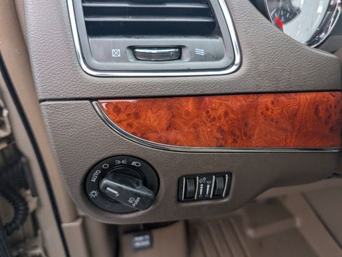 Used 2016 Chrysler Town & Country Touring w/ Driver Convenience Group image 14