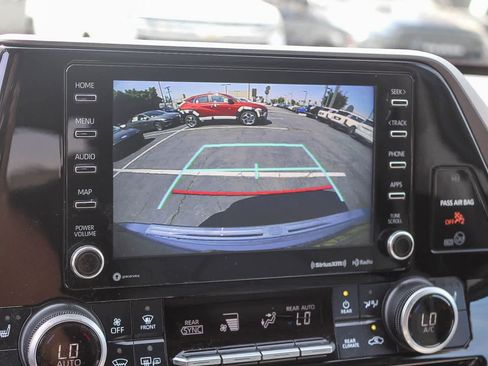 Used 2021 Toyota Highlander XLE AWD/4WD image 35