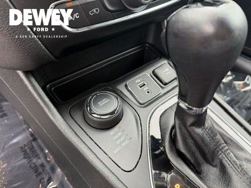 Used 2021 Jeep Cherokee Latitude Plus AWD/4WD image 19