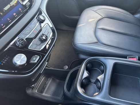 Used 2025 Chrysler Pacifica Select image 44