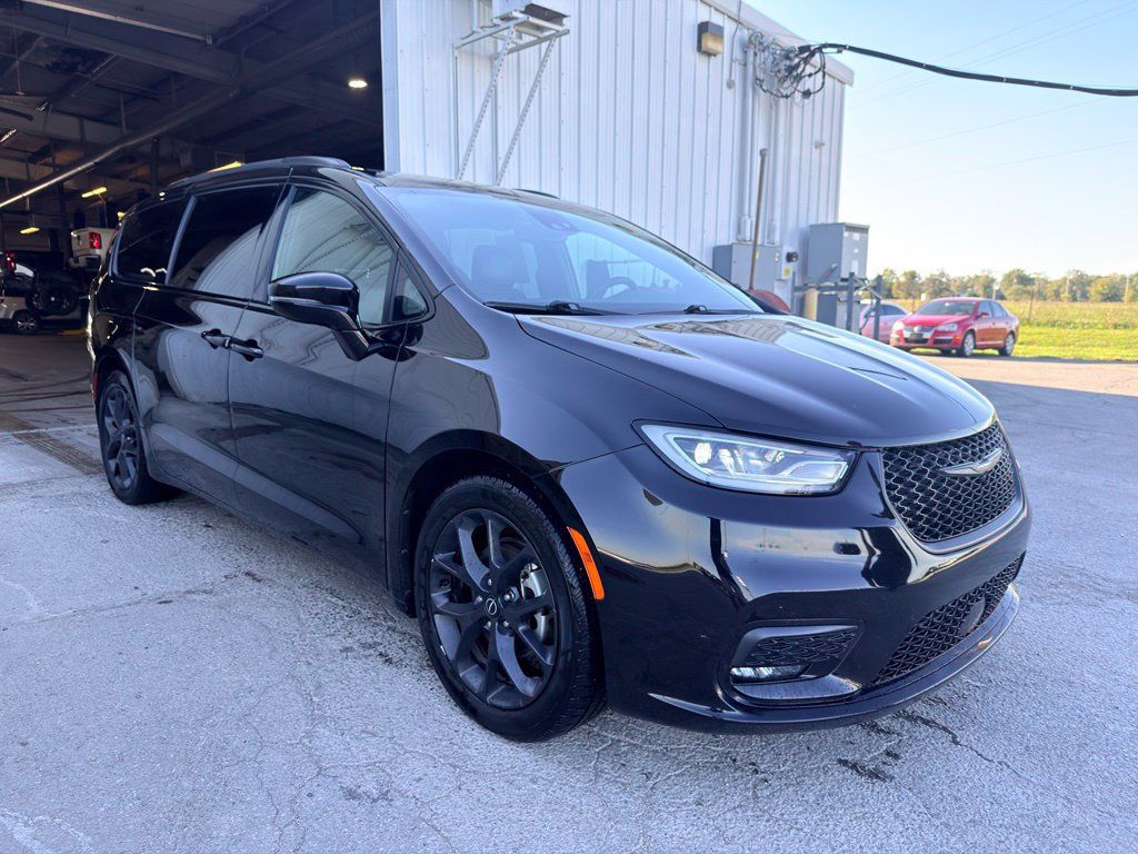 Used 2025 Chrysler Pacifica Limited FWD image 2