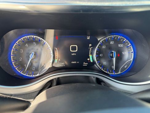 Used 2025 Chrysler Pacifica Limited image 45