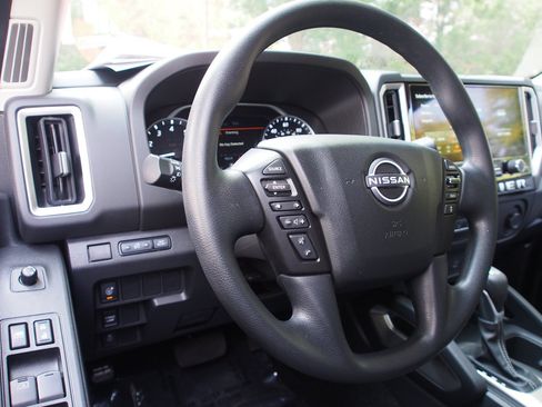 Used 2025 Nissan Frontier SV RWD image 15