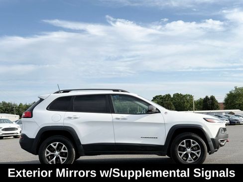 Used 2017 Jeep Cherokee Trailhawk AWD/4WD image 9