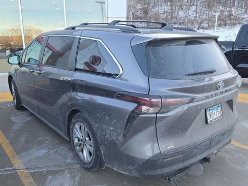 Used 2023 Toyota Sienna XLE image 6