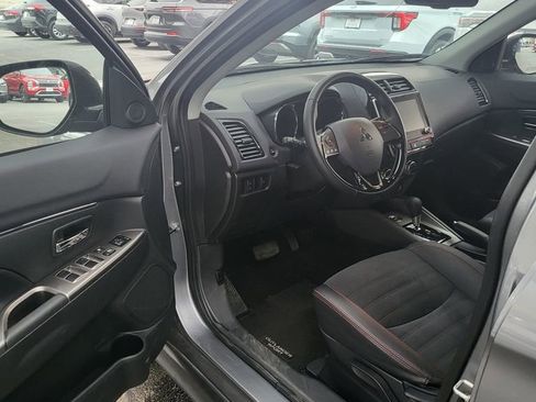 Used 2025 Mitsubishi Outlander Sport SE image 3