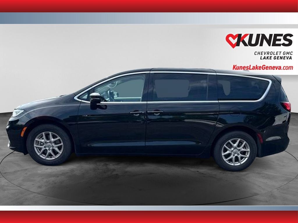 Used 2024 Chrysler Pacifica Touring-L FWD image 9