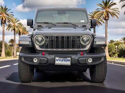 Used 2025 Jeep Wrangler Unlimited Rubicon w/ Convenience Group AWD/4WD image 2
