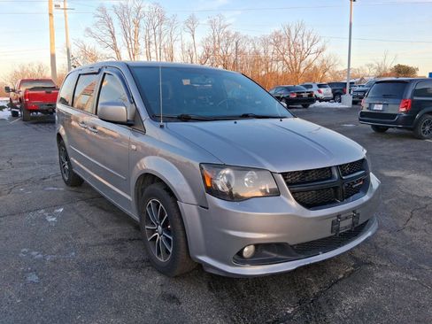 Used 2014 Dodge Grand Caravan SXT image 3