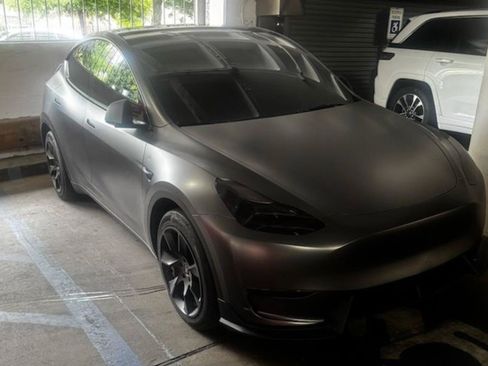 Used 2023 Tesla Model Y Long Range AWD/4WD image 1