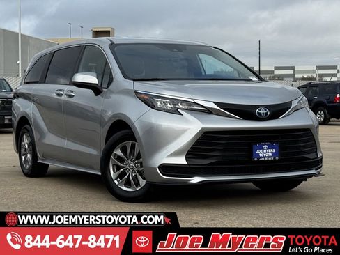 Used 2025 Toyota Sienna LE image 2