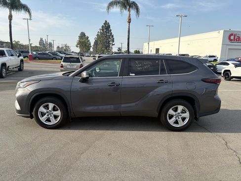 Used 2024 Toyota Highlander LE image 2