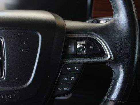 Used 2019 Lincoln Navigator Select image 13