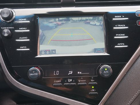 Used 2018 Toyota Camry SE w/ Convenience Package FWD image 17