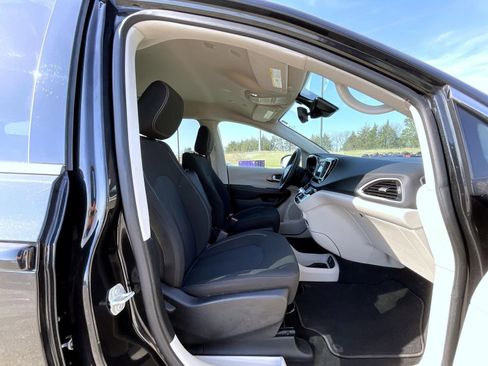 Used 2023 Chrysler Voyager LX FWD image 16