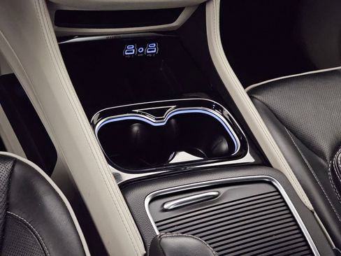 Used 2022 Chrysler Pacifica Limited AWD/4WD image 11