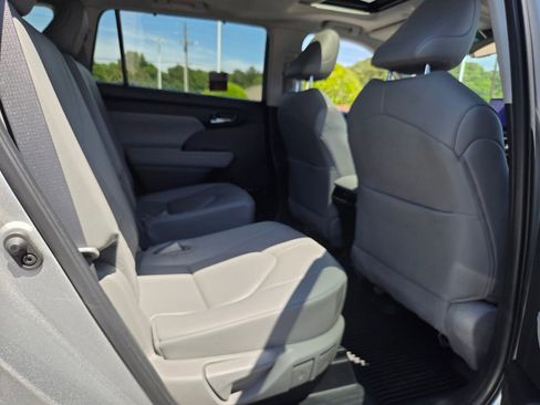 Certified 2024 Toyota Highlander XLE FWD image 17
