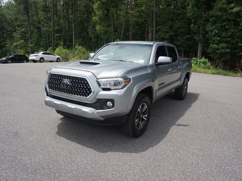 Used 2018 Toyota Tacoma TRD Sport AWD/4WD image 22