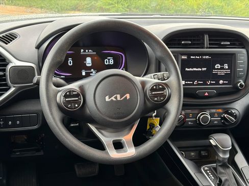 Used 2025 Kia Soul LX w/ LX Technology Package FWD image 23