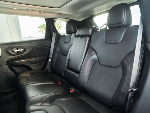 Used 2019 Jeep Cherokee Trailhawk image 27