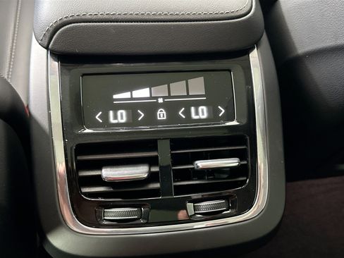 Used 2022 Volvo XC60 B5 Inscription w/ Protection Package Premier image 27