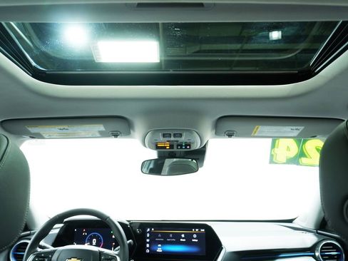 Used 2024 Chevrolet Trax LT w/ Sunroof Package FWD image 22