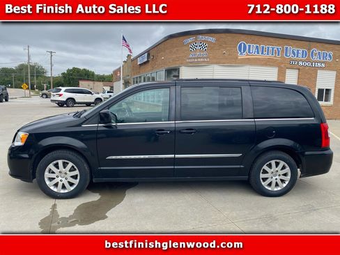 Used 2013 Chrysler Town & Country Touring image 1