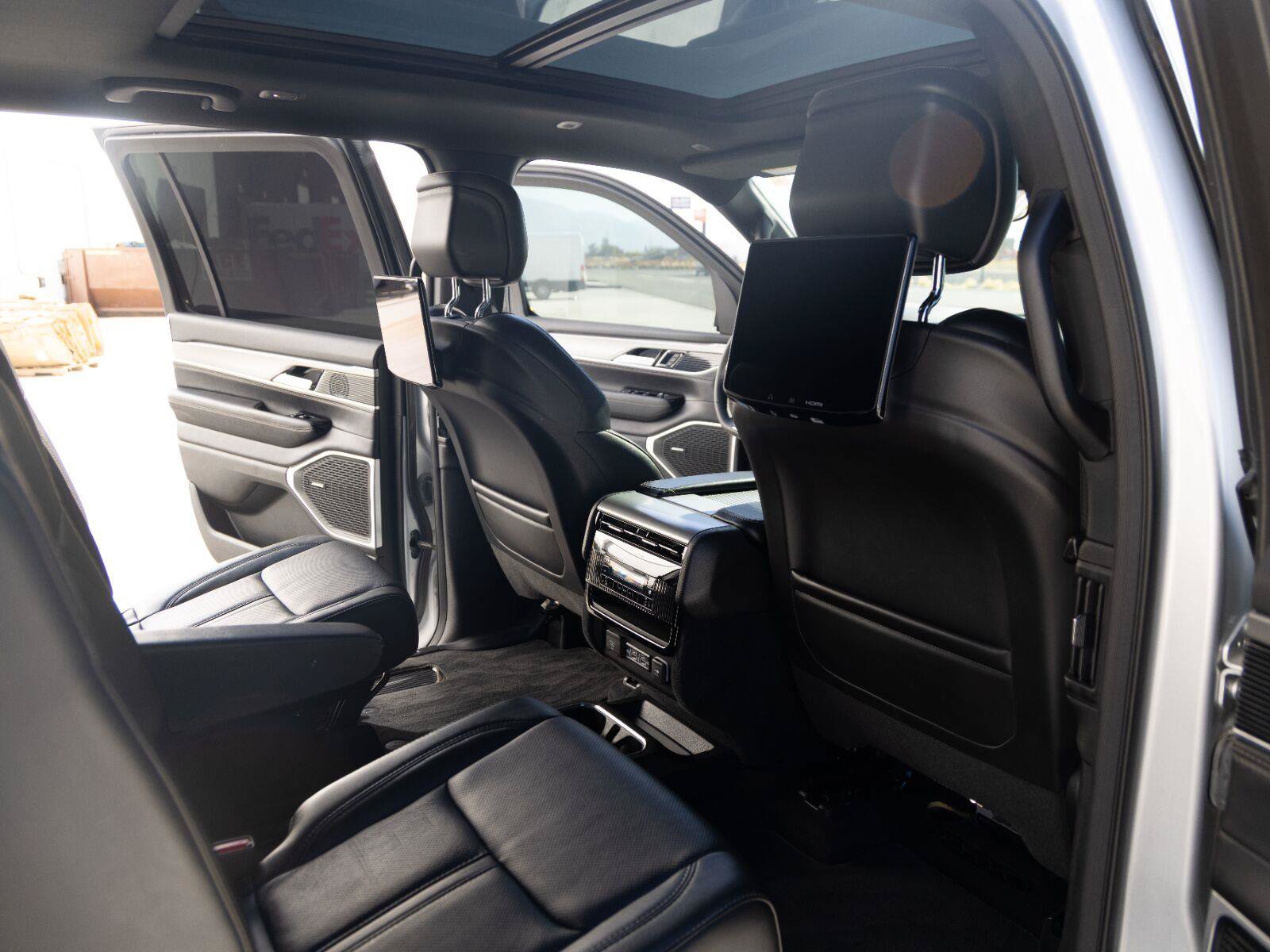 Used 2023 Jeep Wagoneer Series II AWD/4WD image 30