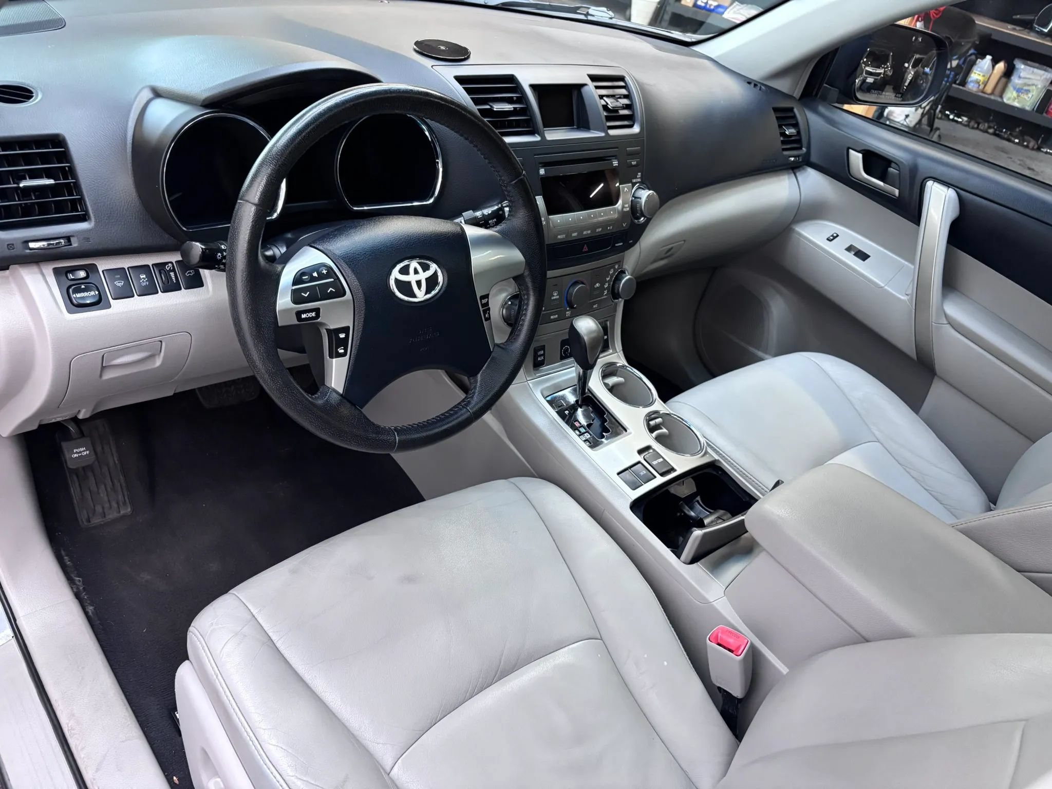 Used 2011 Toyota Highlander SE FWD image 8