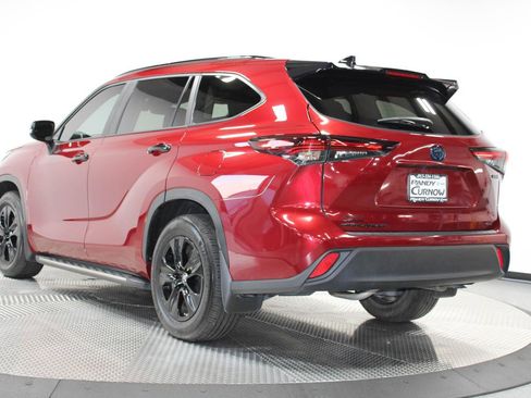 Used 2024 Toyota Highlander XLE image 8